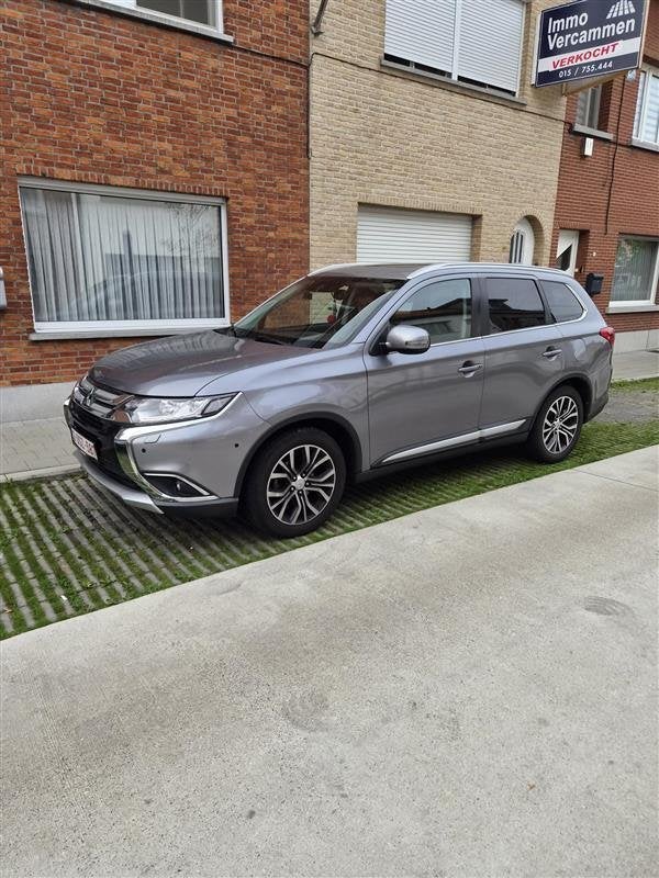Full option praktische mooie Mitsubishi Outlander, Auto's, Automaat, Dealer onderhouden, 7 zetels, Diesel