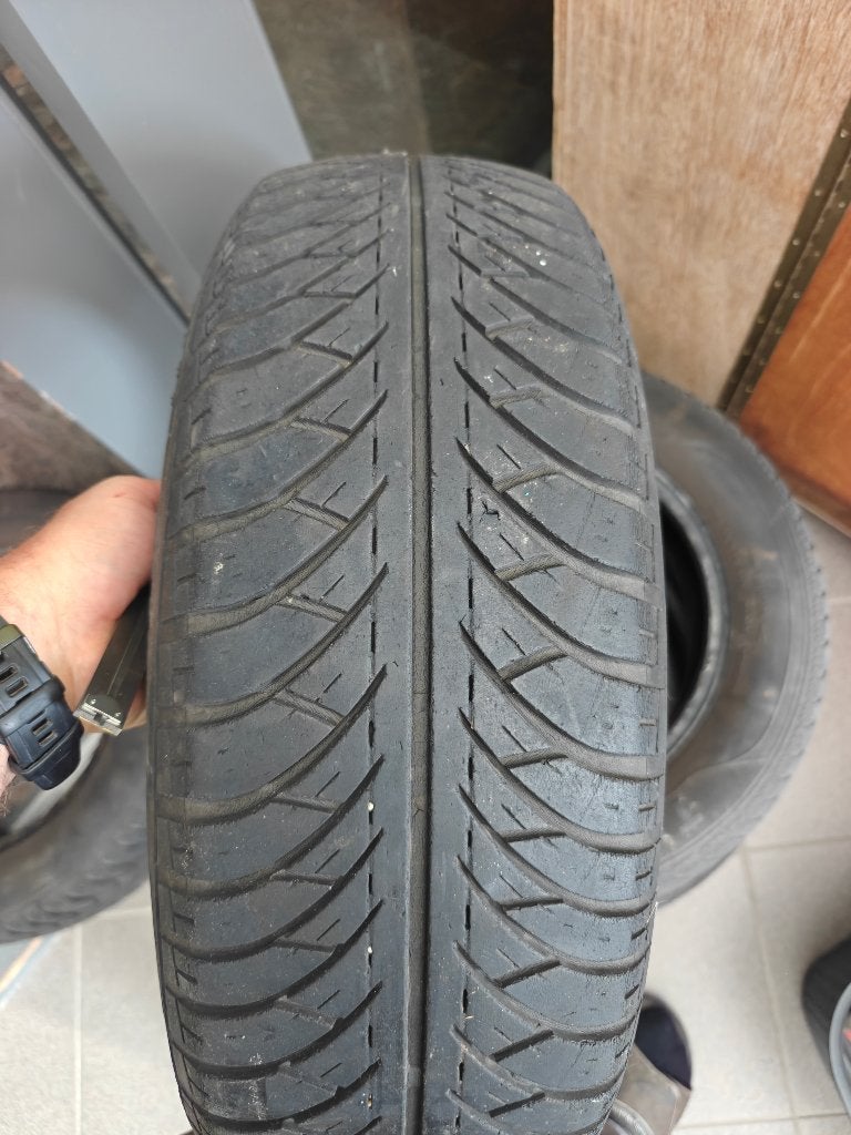 2 autobanden 185 65 14, Auto-onderdelen, Ophalen, 14 inch, Gebruikt, 185 mm