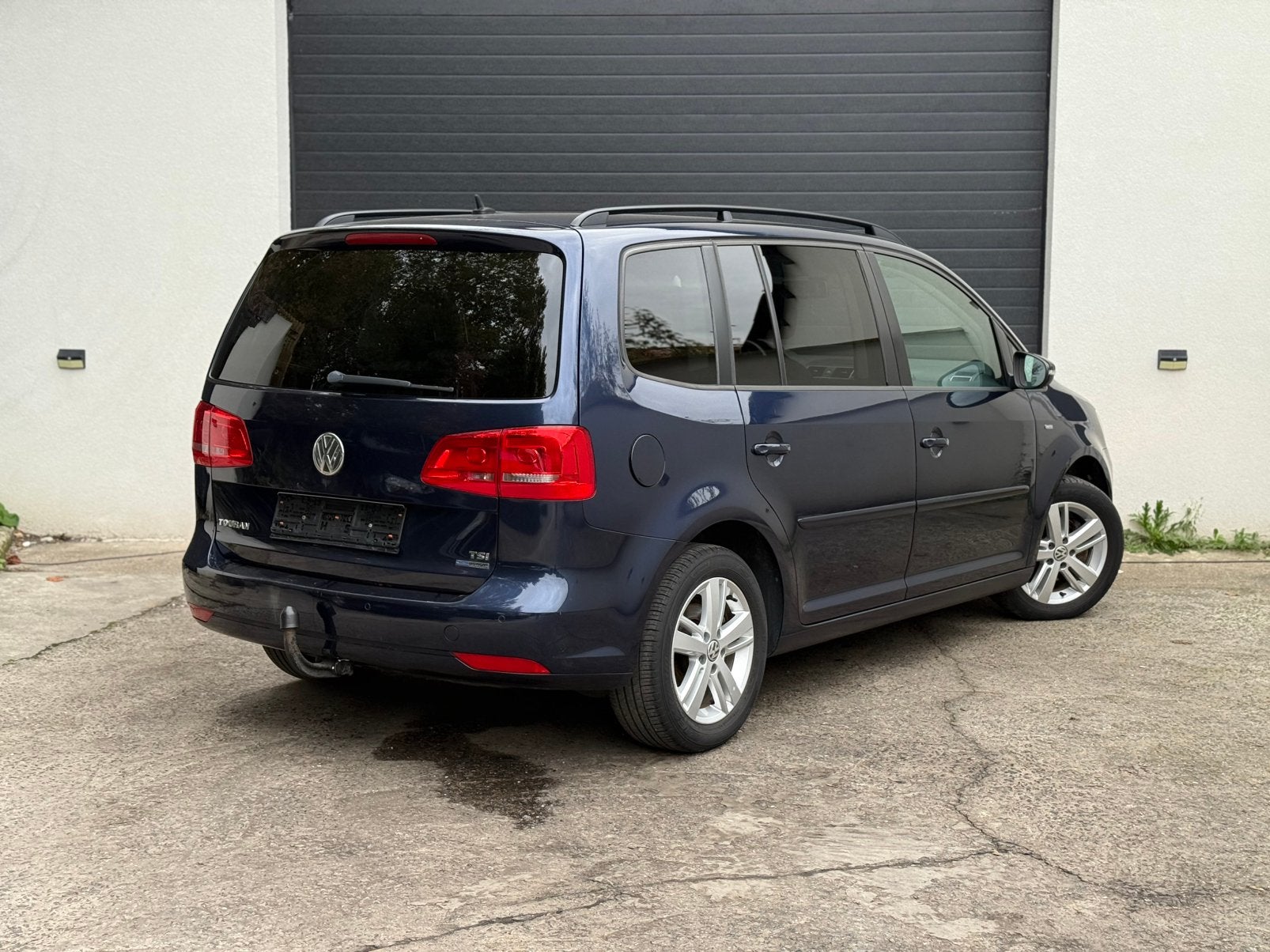 VOLKSWAGEN TOURAN 1.2 TSI BLUEMOTION — 7 ZITPLAATSEN 2013 —, Auto's, Euro 5, Zwart, Blauw, Leder en Stof