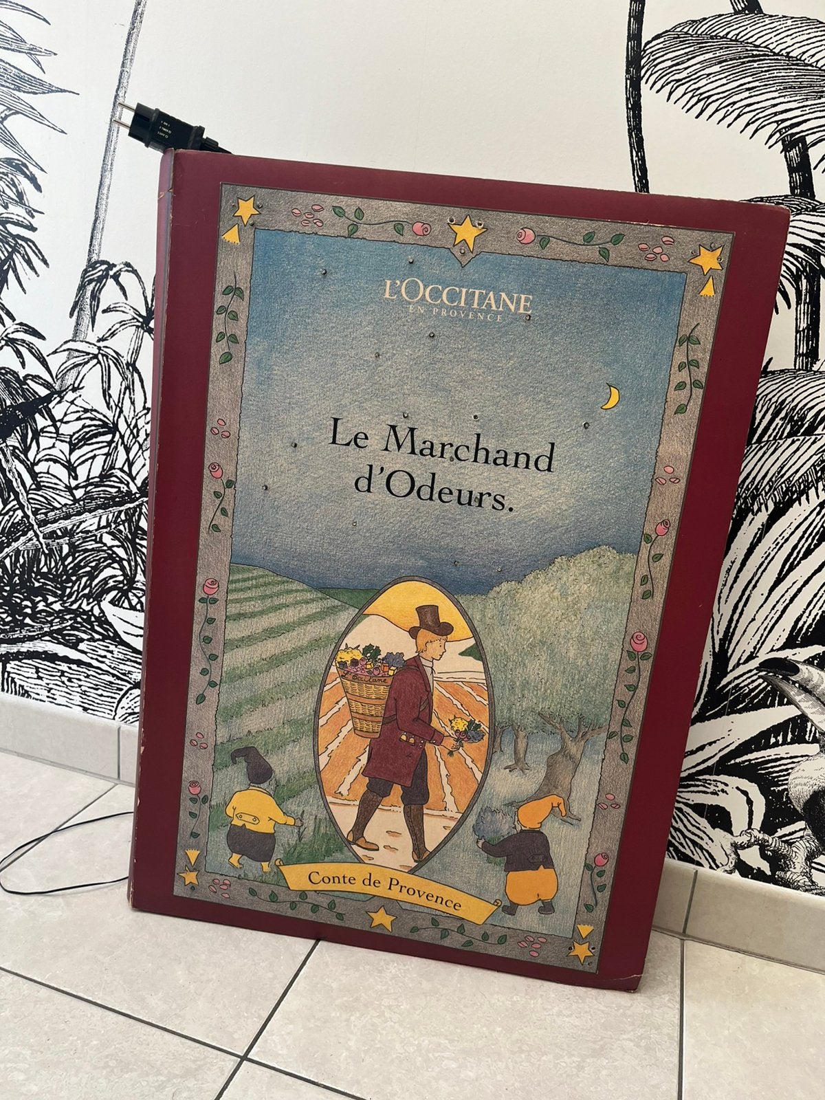 Livre géant lumineux ‘ L’Occitane - le marchand d’Odeurs’, Enlèvement, Utilisé