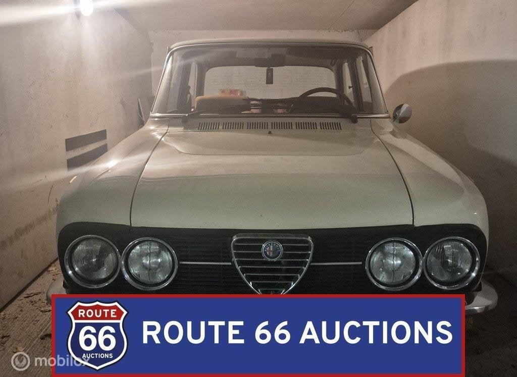 Alfa Romeo Giulia Nuova Super 1300 | Route 66 Auctions, Auto's, Zwart, Bedrijf, Handgeschakeld, Overige carrosserie