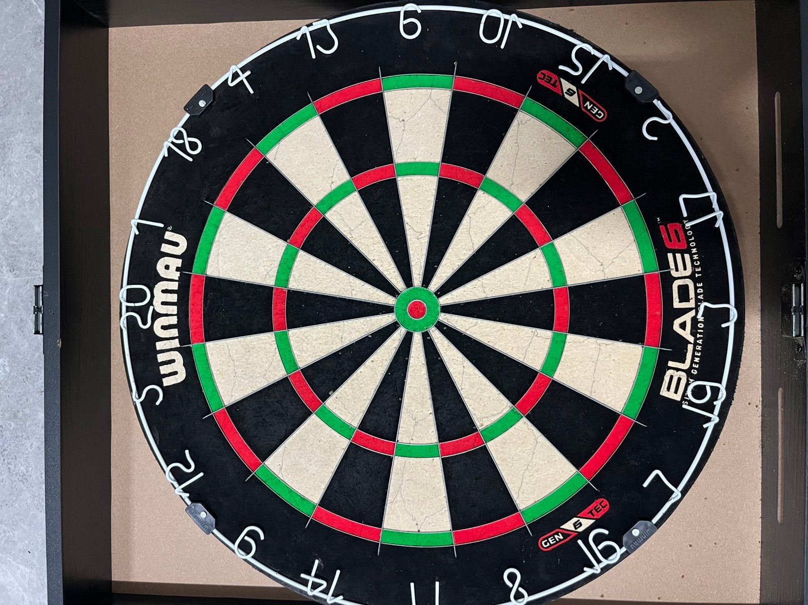 Dartbord + kast + mat, Enlèvement, Comme neuf, Cible de fléchettes