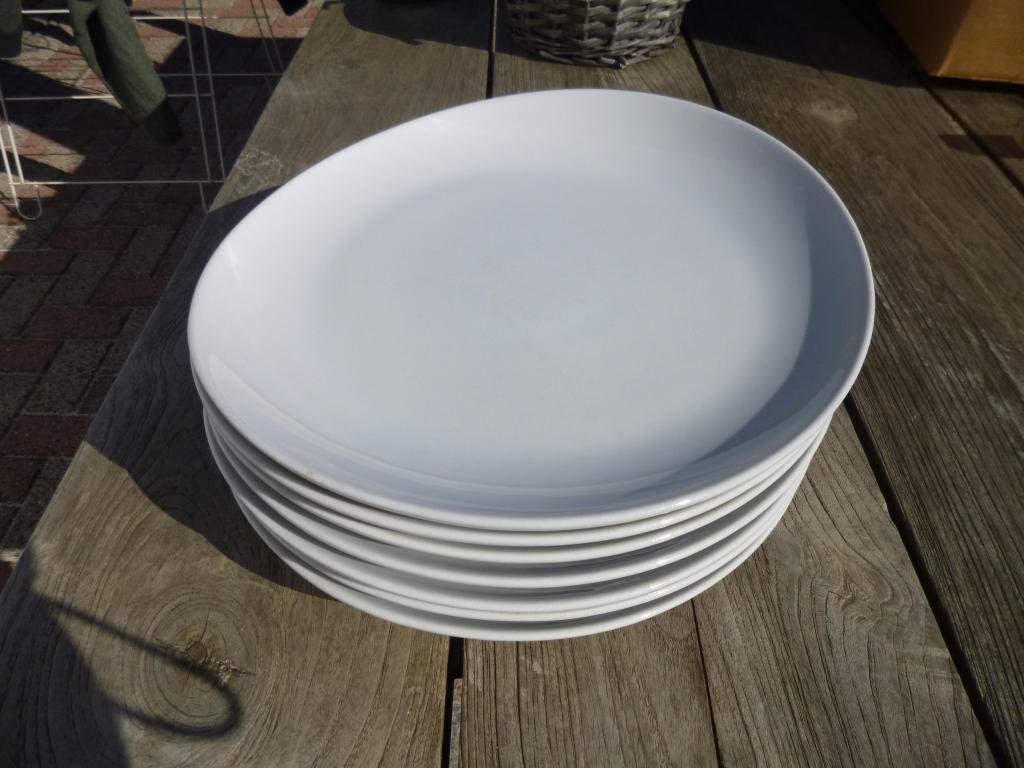8 Platte porseleinen borden Saturnia., Huis en Inrichting, Keuken | Servies, Zo goed als nieuw, Bord(en), Porselein, Ophalen