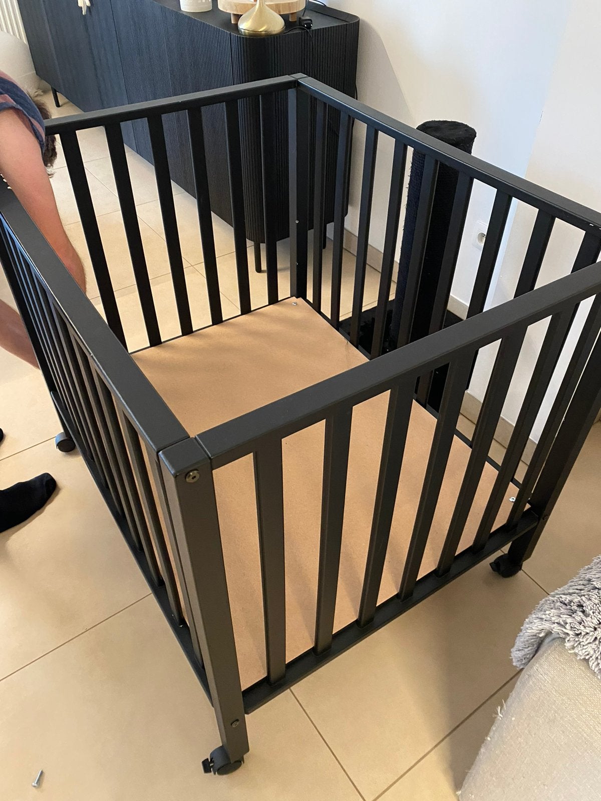 Zwart babypark (+ matras + matrashoes + boxkleed en omrander, Kinderen en Baby's, Ophalen, Zo goed als nieuw, Boxkleed