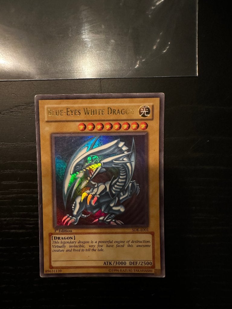 Yu-Gi-Oh! Blue-Eyes White Dragon 1st Edition SDK-001, Ophalen of Verzenden, Gebruikt, Losse kaart