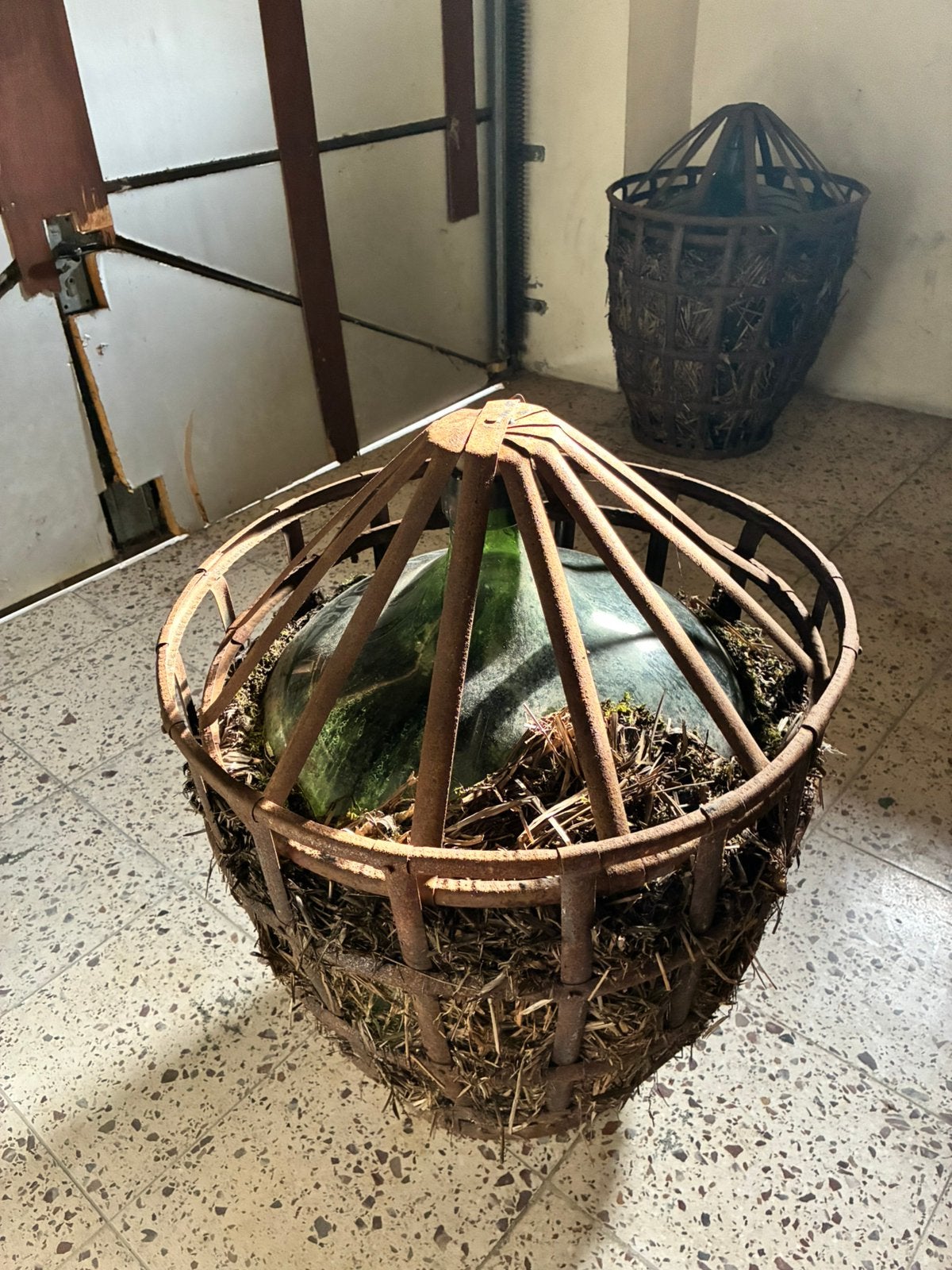 Dame jeanne in ijzeren mand met afneembaar  ijzeren deksel, Enlèvement, Comme neuf, Panier