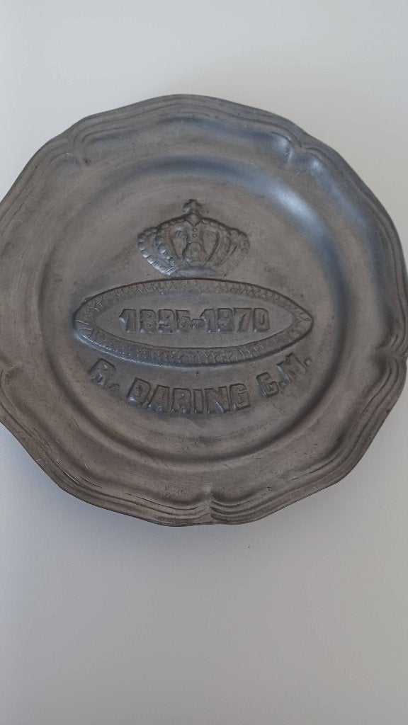 Assiette en étain du Dairing 1895-1970, Enlèvement ou Envoi