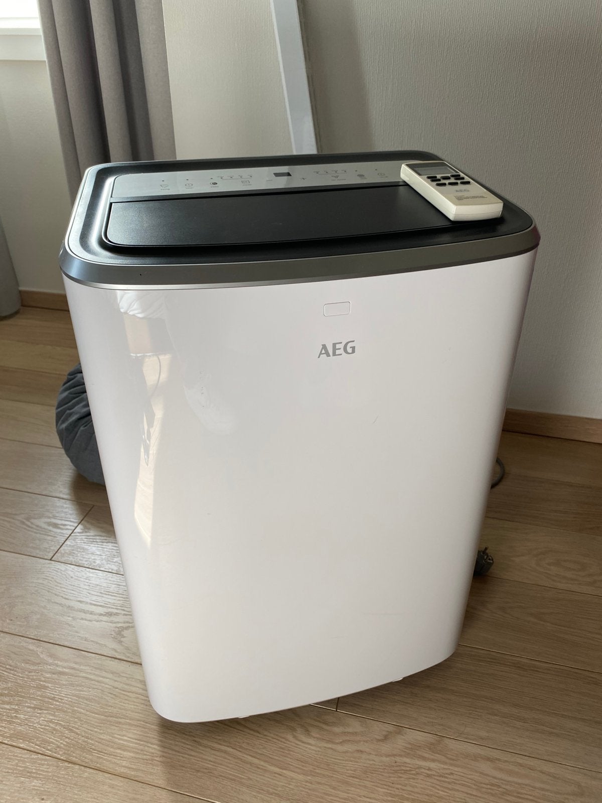Mobiele airco AEG + premium raamafdichtingskit, Enlèvement, Utilisé, Climatiseur mobile