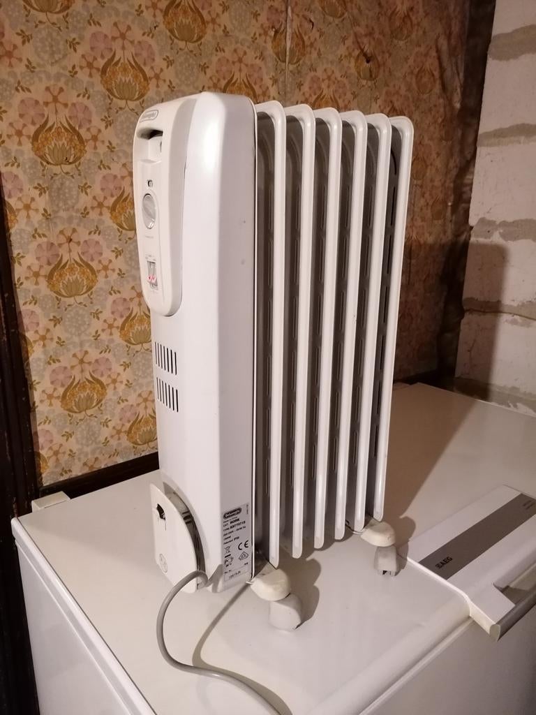 Delonghi olie verwarmingsradiator, 1500watt., Doe-het-zelf en Bouw, Ophalen, 30 tot 80 cm, Hoog rendement (Hr), Radiator