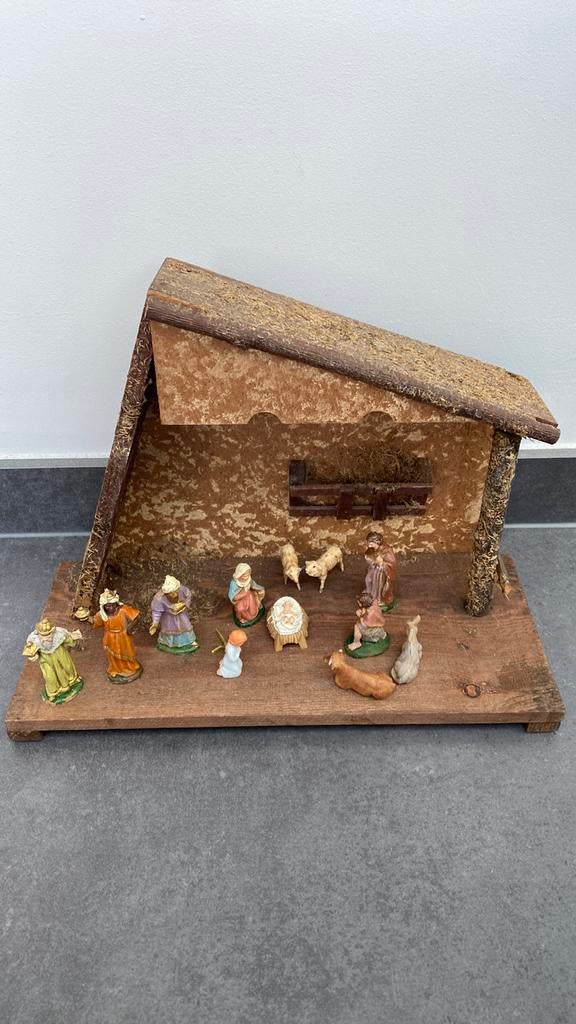 Mooie oude kerststal van hout B 34,5 - H 25 met beeldjes, Huis en Inrichting, Woonaccessoires | Kransen, Ophalen, Gebruikt