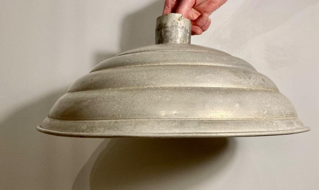Vintage lampenkap in aluminium - zeldzame schuurvondst, Antiek en Kunst, Ophalen of Verzenden