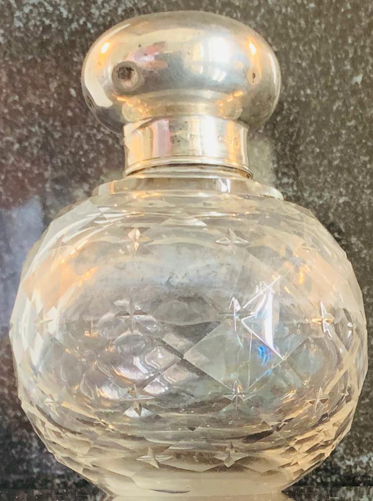 flacon en cristal taillé avec bouchon en argent, Antiquités & Art, Envoi