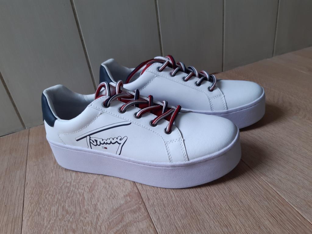 Tommy Hilfiger maat 40, Kleding | Dames, Schoenen, Wit, Ophalen of Verzenden, Zo goed als nieuw, Sneakers