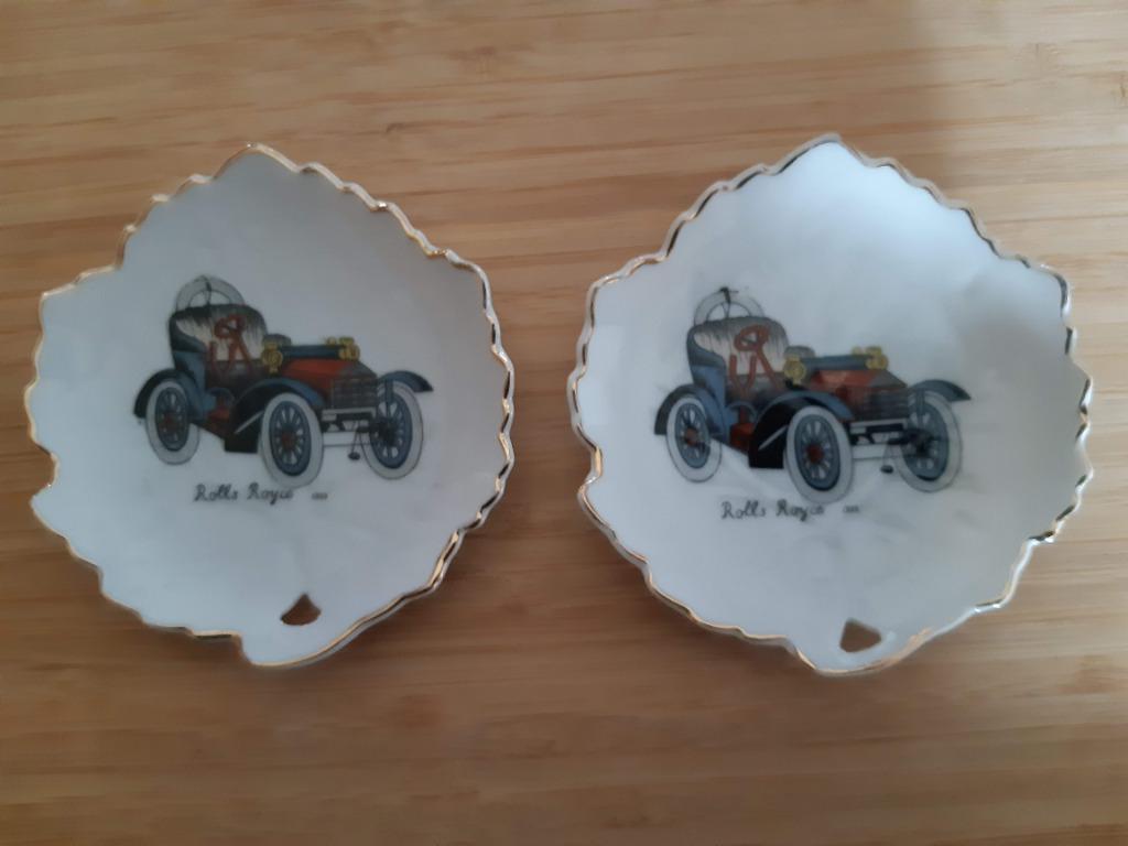 2 porseleinen bladvormige schoteltjes, Ophalen, Zo goed als nieuw, Porselein, Bord of Schaal