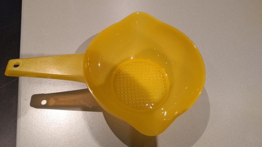 Tupperware klein vergiet met handvat, Ophalen of Verzenden, Zo goed als nieuw, Geel