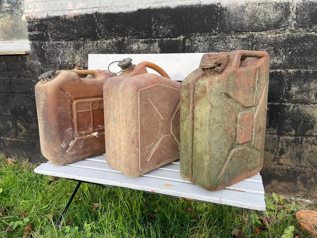 3 oude 20L bussen , jerrican, Ophalen