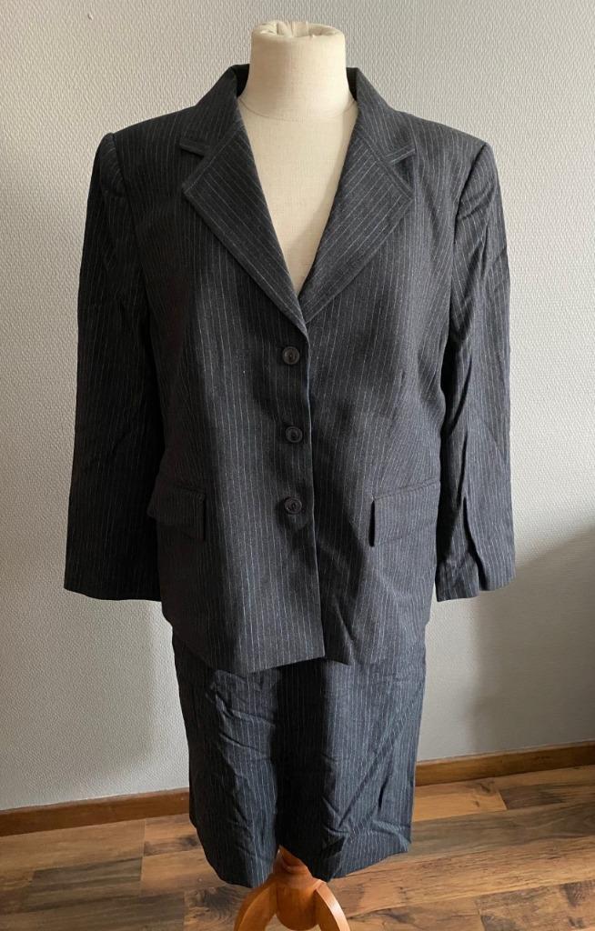 Zwart gestreept co-ord setje Louis Féraud maat 46, Kostuum of Pak, Verzenden, Zwart, Maat 46/48 (XL) of groter