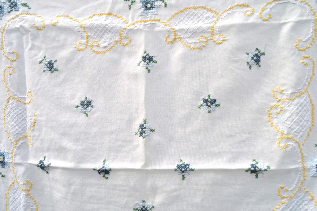 nappe blanche coton , carrée , 77/77 cm , brodé a la main, Ophalen of Verzenden, Zo goed als nieuw, Vierkant