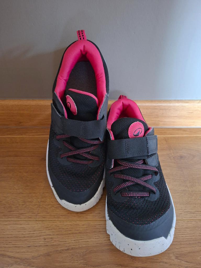 Decathlon zwarte sportschoen 35, Enfants & Bébés, Vêtements enfant | Chaussures & Chaussettes, Enlèvement ou Envoi, Decathlon