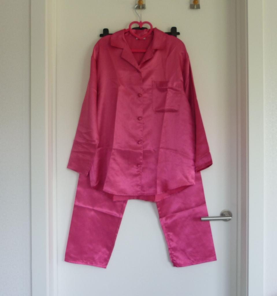 Fuchsia roze satijnen pyjama hemd en broek Maat 38, Vêtements | Femmes, Pyjamas, Taille 38/40 (M), Enlèvement ou Envoi