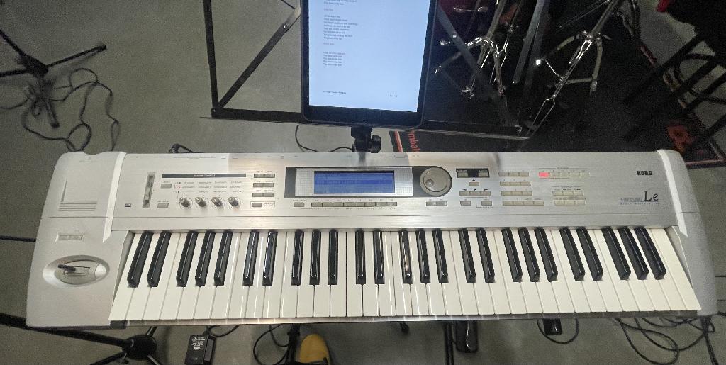 Korg Triton LE Workstation - vintage synthesizer, Muziek en Instrumenten, Synthesizers, Gebruikt, 61 toetsen, Korg, Met midi-aansluiting