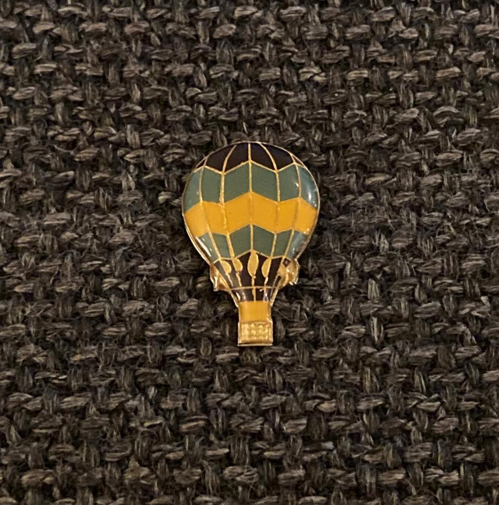 PIN - LUCHTBALLON - AIR BALLOON - MONTGOLFIÈRE, Verzenden, Gebruikt, Transport, Speldje of Pin