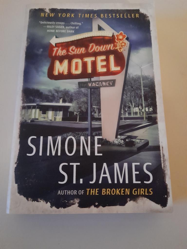 Simone St. James - The Sun Down Motel - Engels, Ophalen of Verzenden, Zo goed als nieuw, Simone St James, Amerika