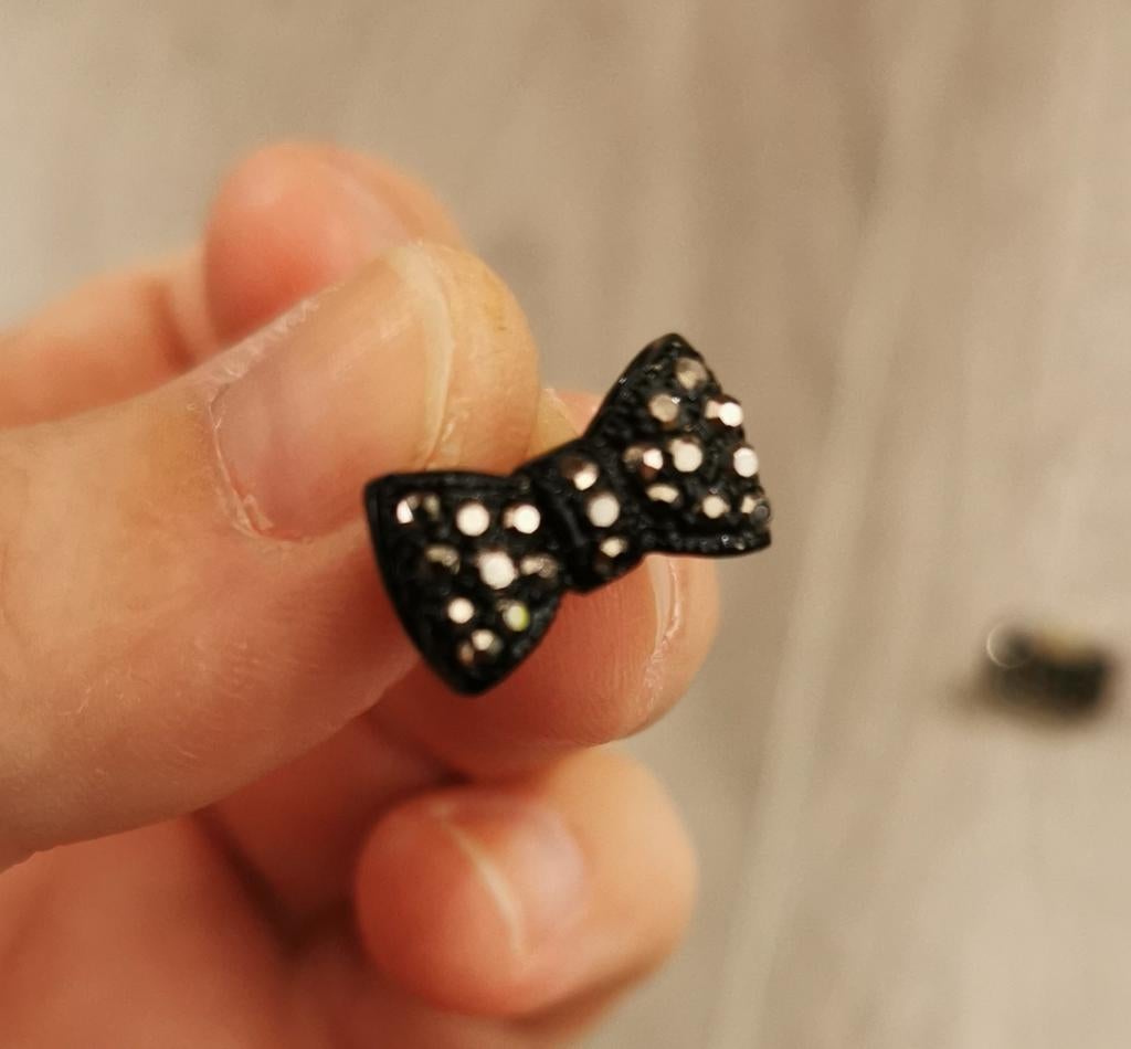 Oorbellen strikjes, Bijoux, Sacs & Beauté, Boucles d'oreilles, Puces ou Clous, Enlèvement ou Envoi, Utilisé, Noir