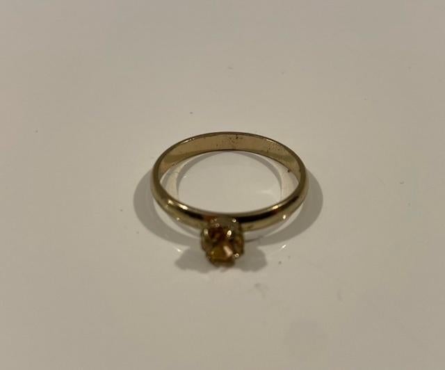 Goudkleurige ring met strass steen, Gebruikt, Ophalen of Verzenden, Kleiner dan 17, Dame