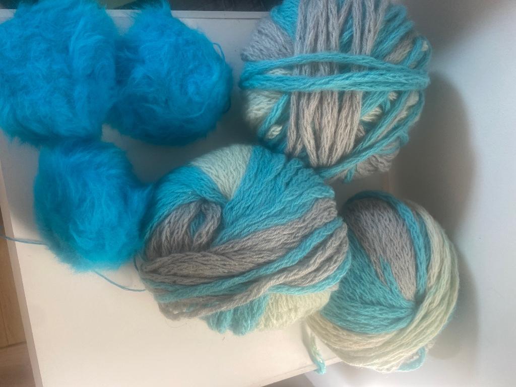 3 bollen wol +3 ponpons, Hobby en Vrije tijd, Breien en Haken, Ophalen