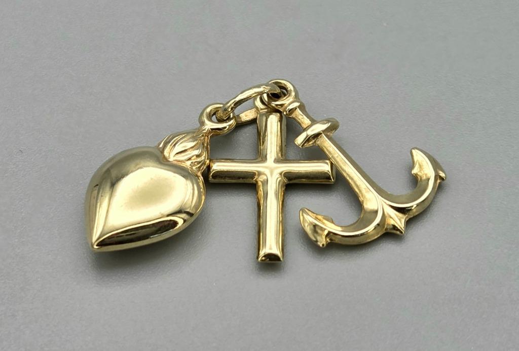 Gouden geloof hoop & liefde hanger. 2025/632., Handtassen en Accessoires, Kettinghangers, Zo goed als nieuw, Goud, Goud, Kruis of Symbool