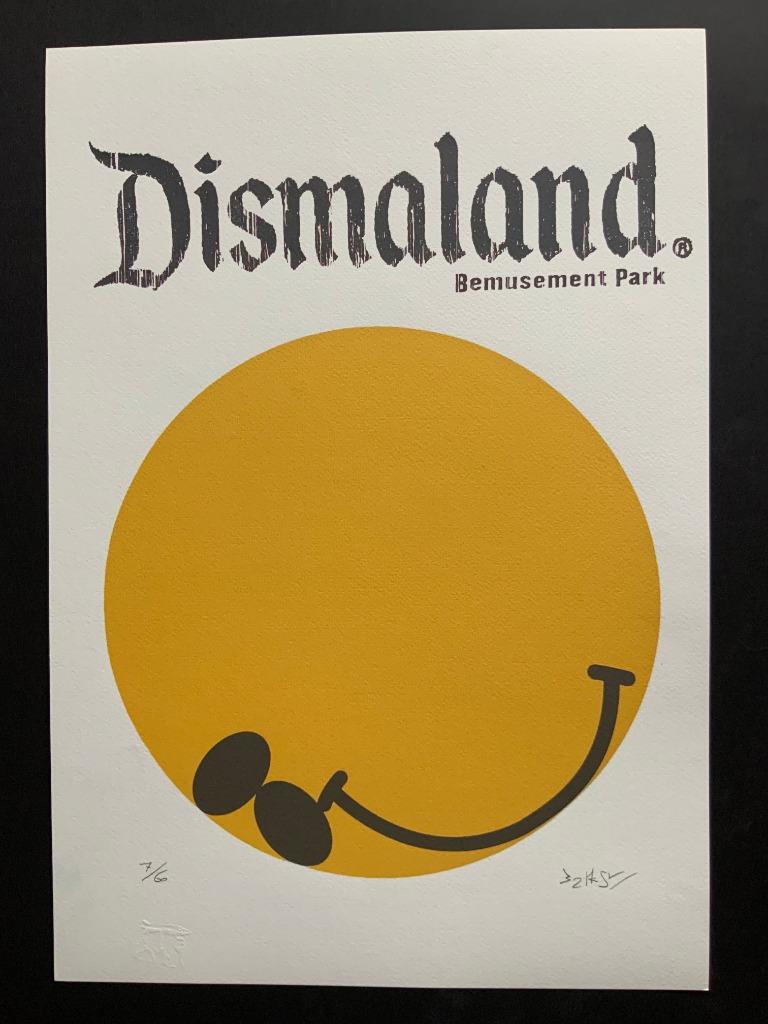 BANKSY litho DISMALAND genummerd en met reliëfstempel, Antiquités & Art, Art | Lithographies & Sérigraphies, Enlèvement ou Envoi