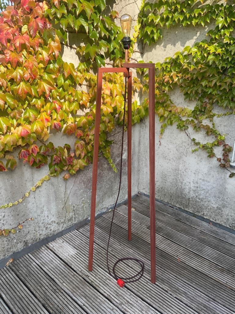 Nouveau lampadaire design en bois massif., Neuf, Bois, Modern, 150 à 200 cm