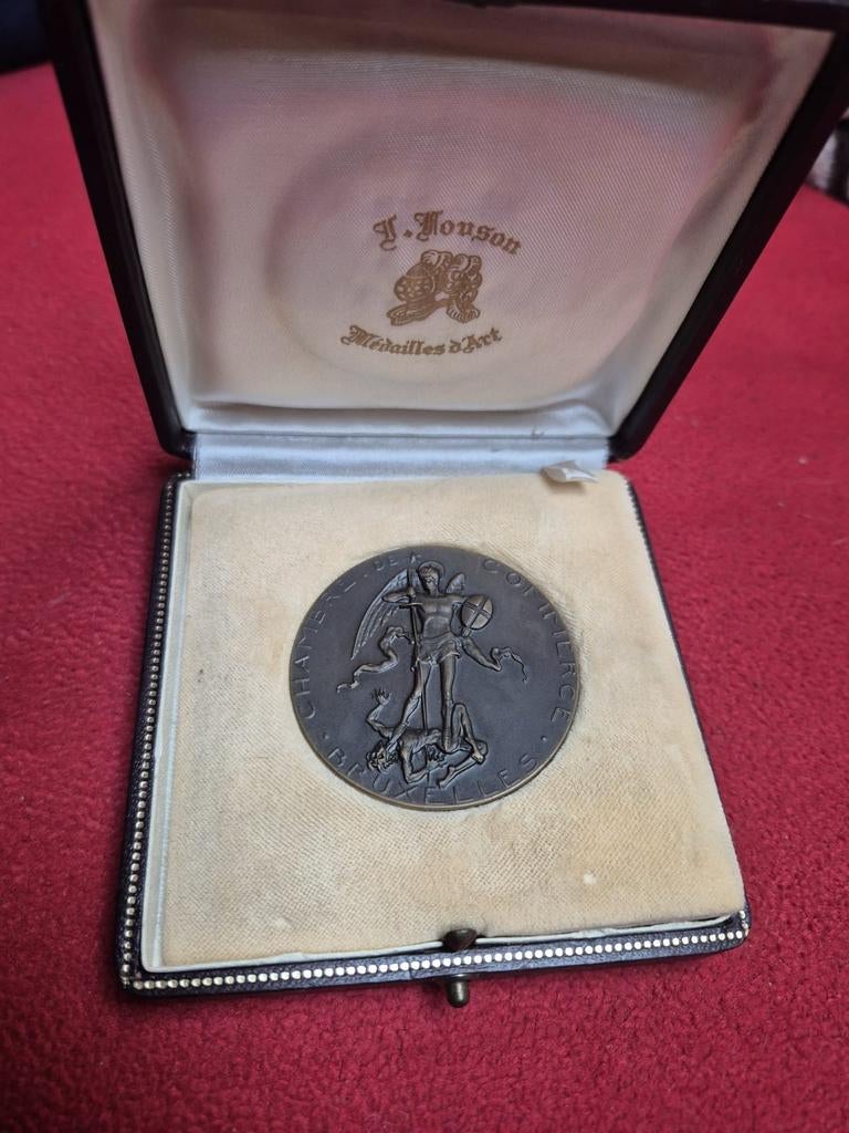 Médaille Saint Michel et le Dragon démon diable Belgique, Enlèvement