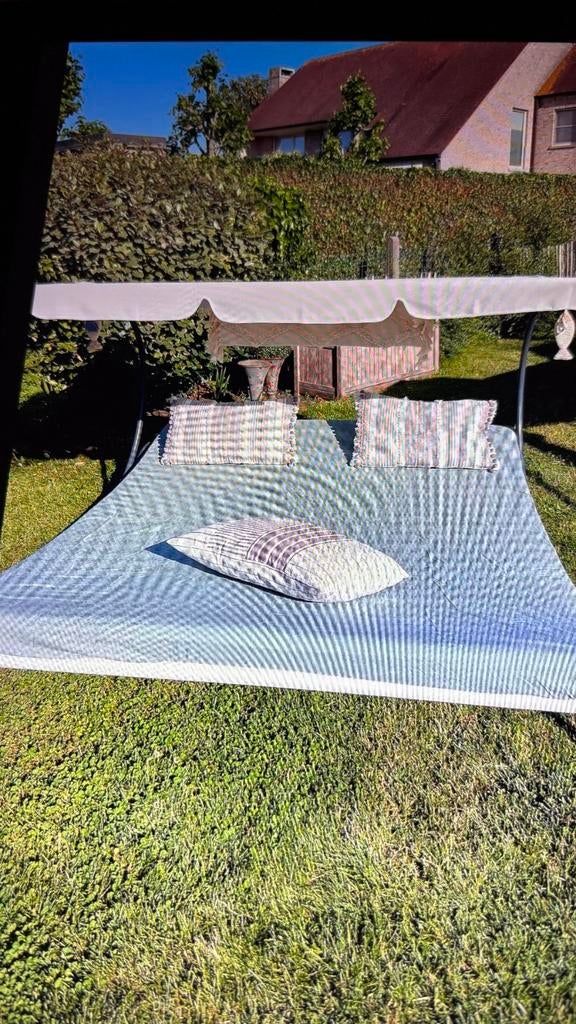 Tuinbed van metaal en wit canvas met baldakijn., Tuin en Terras, Ophalen, Zo goed als nieuw