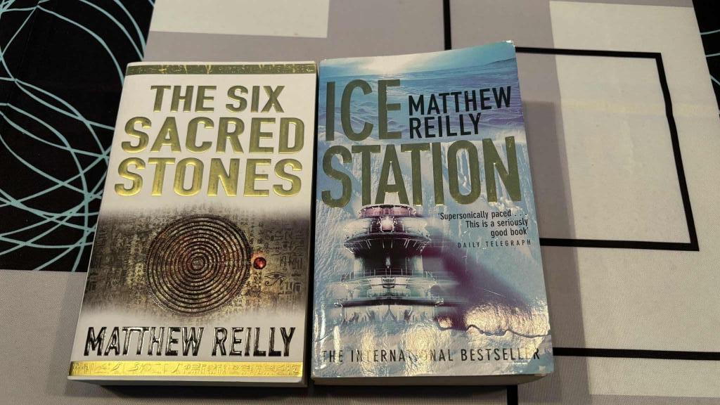 Lot de 2 Livres de poche  en anglais Matthew Reilly, Boeken, Ophalen of Verzenden, Zo goed als nieuw, Fictie, Matthew reilly