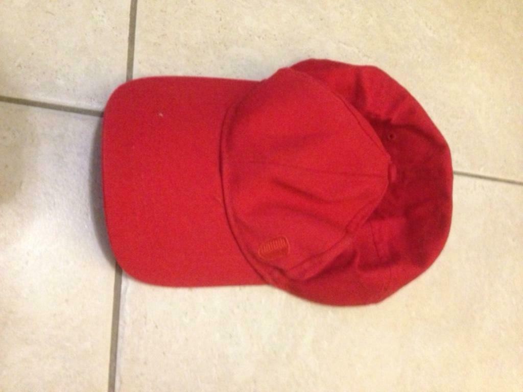 casquette rouge, Enlèvement ou Envoi, Utilisé, Casquette