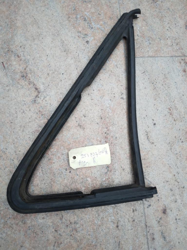 VW T3 Klapraamrubber voor openklapbaar driehoekruitje RECHTS, Autos : Pièces & Accessoires, Vitres & Accessoires, Enlèvement ou Envoi