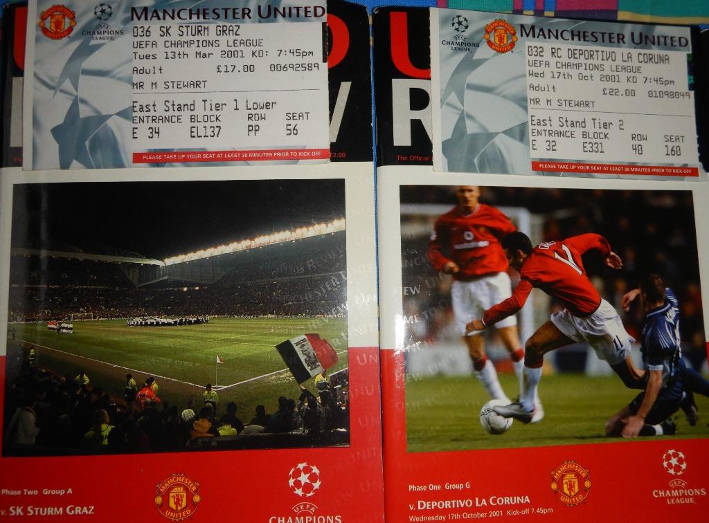 Manchester United : 14 United Review + Tickets., Enlèvement ou Envoi, Comme neuf