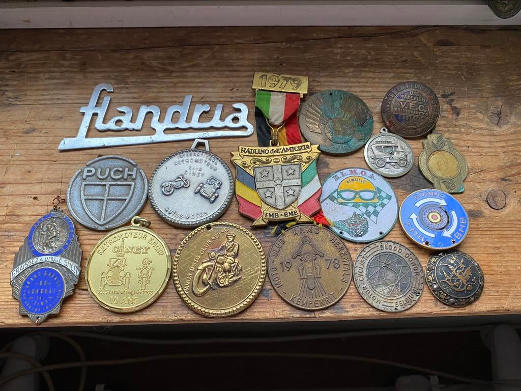Lot médaille et insignes, Zo goed als nieuw