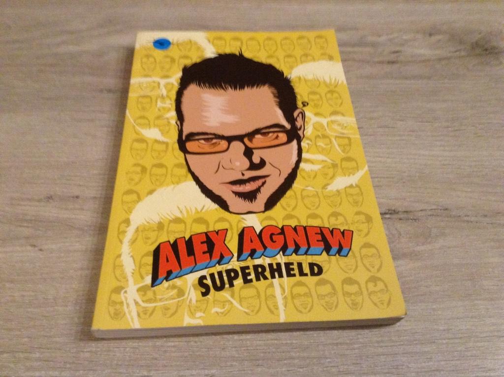 Alex Agnew: Superheld biografie boek (2010), Ophalen of Verzenden, Zo goed als nieuw, Film, Tv en Media, Alex Agnew