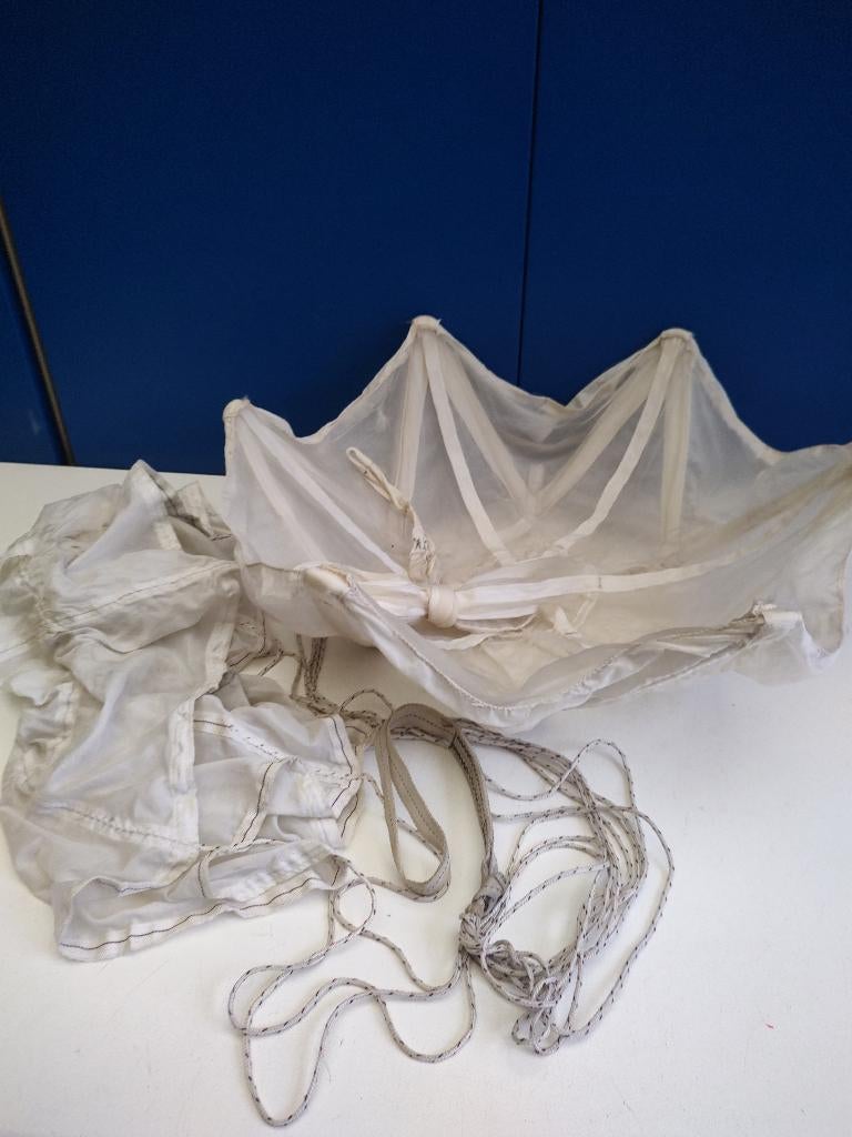 2 kleine parachutes, Collections, Objets militaires | Général, Envoi