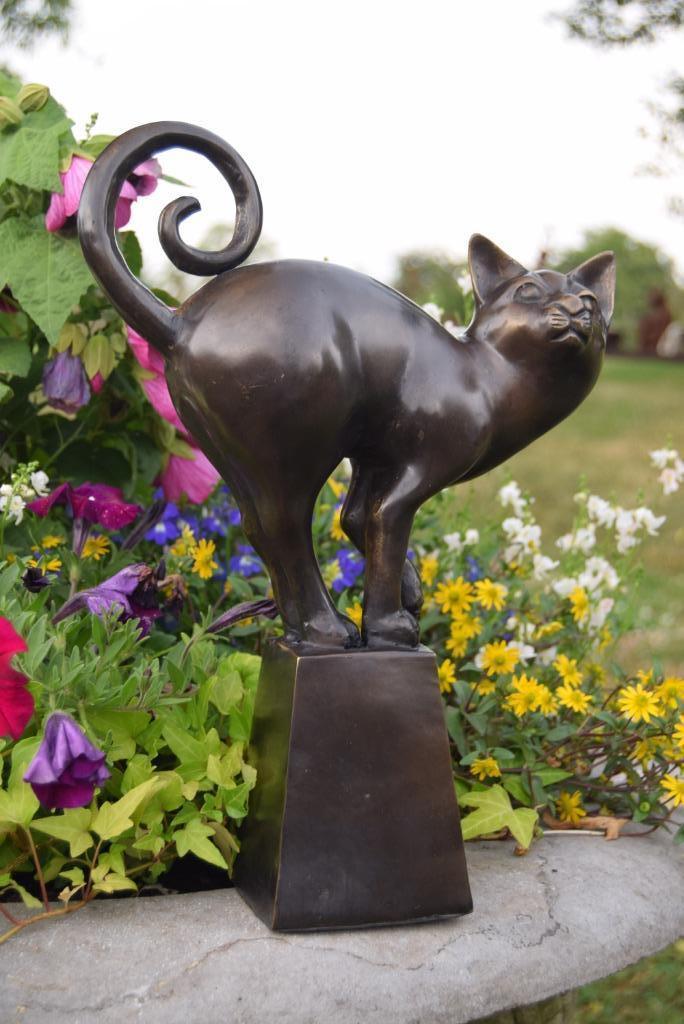 Bronzen beeld van een kat gesigneerd op een sokkel, Ophalen of Verzenden, Brons