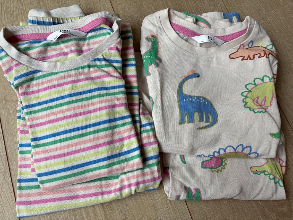 Pyjama's M&S maat 110 - gestreept + dino's, Ophalen of Verzenden, Zo goed als nieuw, Jongen of Meisje, Nacht- of Onderkleding