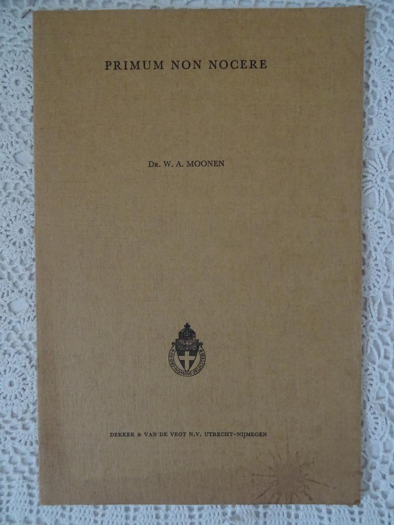 Boekje urologie Wim Moonen Dr. W.A. Moonen Primum non nocere, Gelezen, Ophalen of Verzenden, Overige wetenschappen, Dr. W.A. Moonen