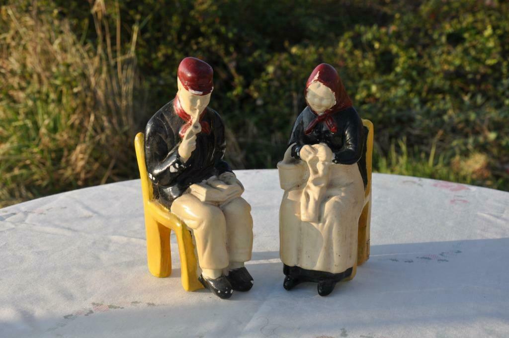 couple de vieillard sur chaise en platre des années 50, Enlèvement ou Envoi
