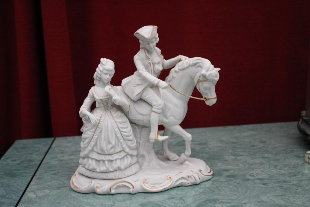 Dame en heer te paard, biscuit, Ophalen