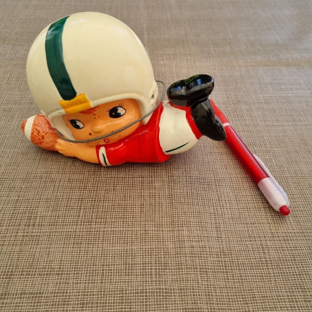 Spaarpot in de vorm van een American Rugby Player, Verzamelen, Spaarpotten, Ophalen of Verzenden, Gebruikt, Steen, Aardewerk of Keramiek