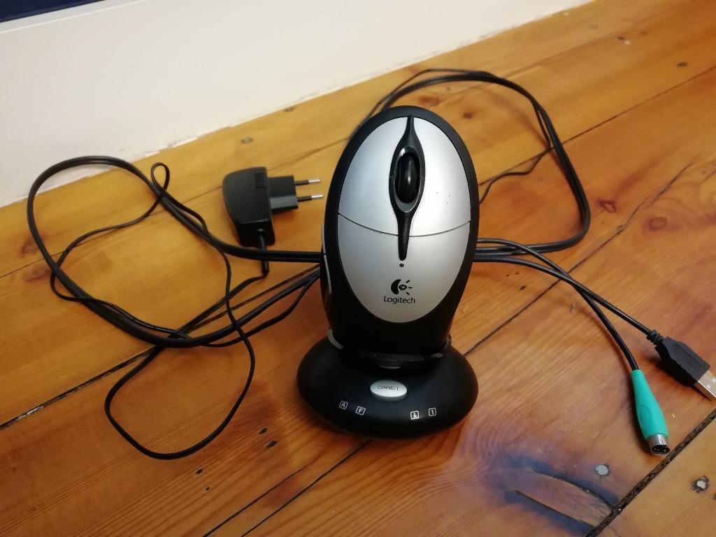 Logitech Draadloze muis met oplaadstation, Informatique & Logiciels, Souris, Souris, Enlèvement ou Envoi, Comme neuf, Droitier