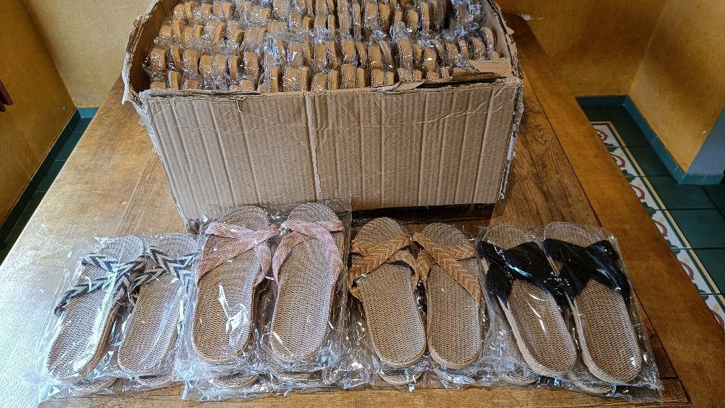 240 paar Nieuwe slippers met waterbestendige zool, Kleding | Dames, Schoenen, Ophalen, Nieuw, Slippers